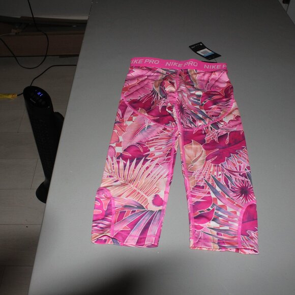 Pink Nike Pro Athletic Capris Size Medium New - Picture 1 of 5